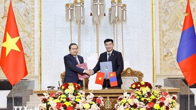 Chủ tịch Quốc hội Trần Thanh Mẫn và Chủ tịch Quốc hội Mông Cổ Sandag Byambatsogt ký kết Bản ghi nhớ hợp tác giữa Quốc hội Việt Nam và Quốc hội Mông Cổ. (Ảnh: Doãn Tấn/TTXVN) Chủ tịch Quốc hội Trần Thanh Mẫn và Chủ tịch Quốc hội Mông Cổ Sandag Byambatsogt ký kết Bản ghi nhớ hợp tác giữa Quốc hội Việt Nam và Quốc hội Mông Cổ. (Ảnh: Doãn Tấn/TTXVN)