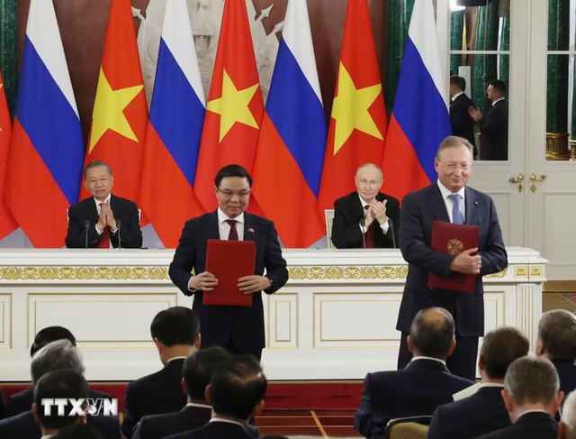 Tổng Bí thư, Chủ tịch nước Tô Lâm và Tổng thống Nga Vladimir Putin chứng kiến Lễ trao văn kiện hợp tác giữa hai nước. (Ảnh: Thống Nhất/TTXVN) Tổng Bí thư, Chủ tịch nước Tô Lâm và Tổng thống Nga Vladimir Putin chứng kiến Lễ trao văn kiện hợp tác giữa hai nước. (Ảnh: Thống Nhất/TTXVN)