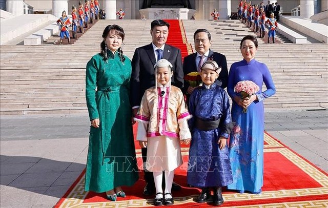 Chủ tịch Quốc hội Mông Cổ Sandag Byambatsogt và Phu nhân cùng Chủ tịch Quốc hội Trần Thanh Mẫn và Phu nhân Nguyễn Thị Thanh Nga.