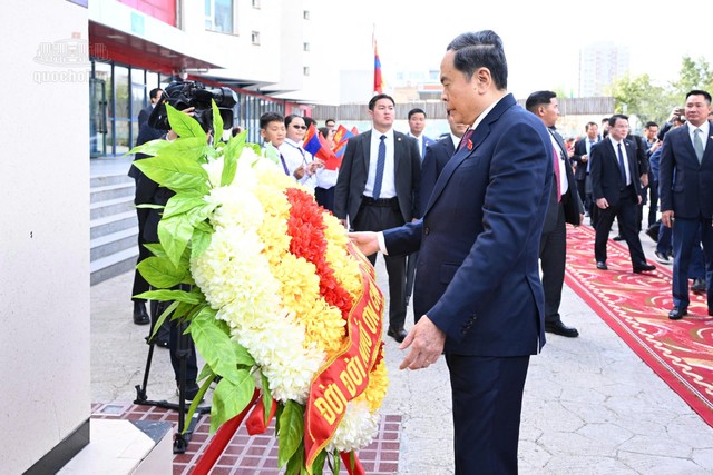 Chủ tịch Quốc hội Trần Thanh Mẫn dâng hoa tại Tượng đài Chủ tịch Hồ Chí Minh trong sân trường. Ảnh: Dương Dung/QH.