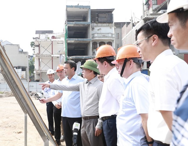 Phó Bí thư Thường trực Thành ủy Nguyễn Trọng Đông kiểm tra tiến độ đoạn từ Ngụy Như Kon Tum đến Nguyễn Trãi. Phó Bí thư Thường trực Thành ủy Nguyễn Trọng Đông kiểm tra tiến độ đoạn từ Ngụy Như Kon Tum đến Nguyễn Trãi.