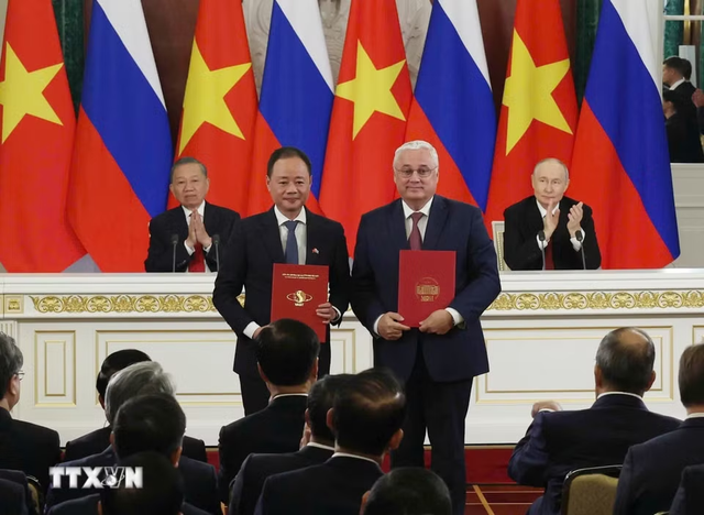 Tổng Bí thư, Chủ tịch nước Tô Lâm và Tổng thống Nga Vladimir Putin chứng kiến Lễ trao văn kiện hợp tác giữa hai nước. (Ảnh: Thống Nhất/TTXVN) Tổng Bí thư, Chủ tịch nước Tô Lâm và Tổng thống Nga Vladimir Putin chứng kiến Lễ trao văn kiện hợp tác giữa hai nước. (Ảnh: Thống Nhất/TTXVN)