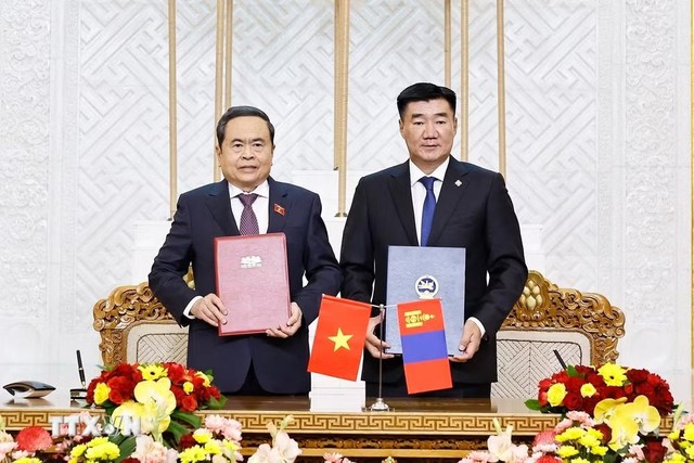 Chủ tịch Quốc hội Trần Thanh Mẫn và Chủ tịch Quốc hội Mông Cổ Sandag Byambatsogt ký kết Bản ghi nhớ hợp tác giữa Quốc hội Việt Nam và Quốc hội Mông Cổ. (Ảnh: Doãn Tấn/TTXVN) Chủ tịch Quốc hội Trần Thanh Mẫn và Chủ tịch Quốc hội Mông Cổ Sandag Byambatsogt ký kết Bản ghi nhớ hợp tác giữa Quốc hội Việt Nam và Quốc hội Mông Cổ. (Ảnh: Doãn Tấn/TTXVN)