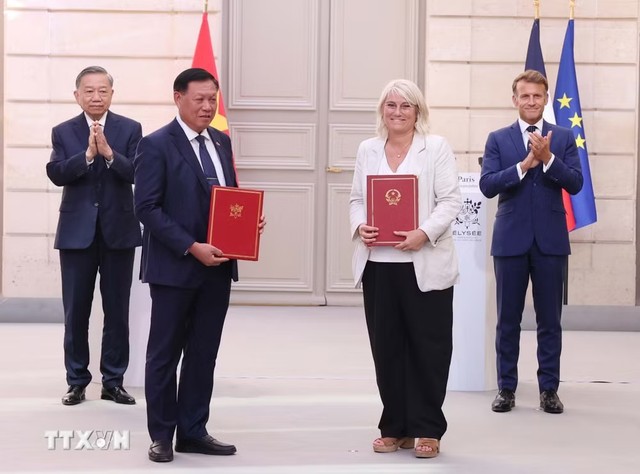 Tổng Bí thư, Chủ tịch nước Tô Lâm và Tổng thống Pháp Emmanuel Macron chứng kiến trao văn kiện và thỏa thuận hợp tác giữa hai nước. (Ảnh: Thống Nhất/TTXVN)