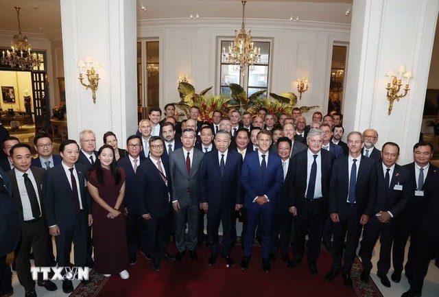 Tổng Bí thư, Chủ tịch nước Tô Lâm và Tổng thống Cộng hòa Pháp Emmanuel Macron cùng các đại biểu. Ảnh: Thống Nhất/TTXVN.