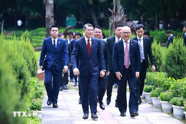 Thủ tướng Lê Minh Hưng đến dâng hoa tại Tượng Chủ tịch Hồ Chí Minh ở thủ đô New Delhi. (Ảnh: Dương Giang/TTXVN) Thủ tướng Lê Minh Hưng đến dâng hoa tại Tượng Chủ tịch Hồ Chí Minh ở thủ đô New Delhi. (Ảnh: Dương Giang/TTXVN)