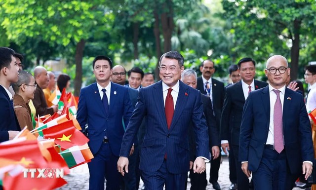 Thủ tướng Lê Minh Hưng đến dâng hoa tại Tượng Chủ tịch Hồ Chí Minh ở thủ đô New Delhi. (Ảnh: Dương Giang/TTXVN) Thủ tướng Lê Minh Hưng đến dâng hoa tại Tượng Chủ tịch Hồ Chí Minh ở thủ đô New Delhi. (Ảnh: Dương Giang/TTXVN)