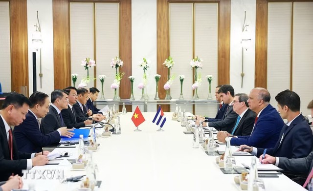 Thủ tướng Lê Minh Hưng tiếp Bộ trưởng Ngoại giao Cuba Bruno Rodríguez Parrilla. (Ảnh: Dương Giang/TTXVN)