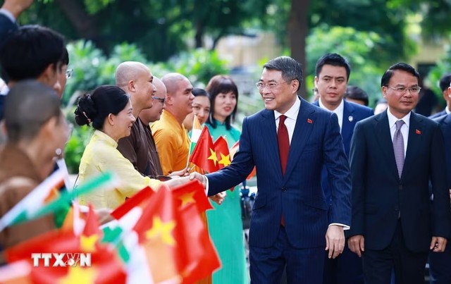 Thủ tướng Lê Minh Hưng với cán bộ, nhân viên Đại sứ quán và cộng đồng người Việt Nam tại Ấn Độ tham dự Lễ dâng hoa tại Tượng Chủ tịch Hồ Chí Minh ở thủ đô New Delhi. (Ảnh: Dương Giang/TTXVN) Thủ tướng Lê Minh Hưng với cán bộ, nhân viên Đại sứ quán và cộng đồng người Việt Nam tại Ấn Độ tham dự Lễ dâng hoa tại Tượng Chủ tịch Hồ Chí Minh ở thủ đô New Delhi. (Ảnh: Dương Giang/TTXVN)