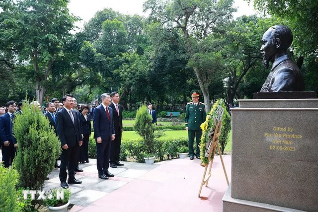 Thủ tướng Lê Minh Hưng dâng hoa tại Tượng Chủ tịch Hồ Chí Minh ở thủ đô New Delhi. (Ảnh: Dương Giang/ TTXVN) Thủ tướng Lê Minh Hưng dâng hoa tại Tượng Chủ tịch Hồ Chí Minh ở thủ đô New Delhi. (Ảnh: Dương Giang/ TTXVN)