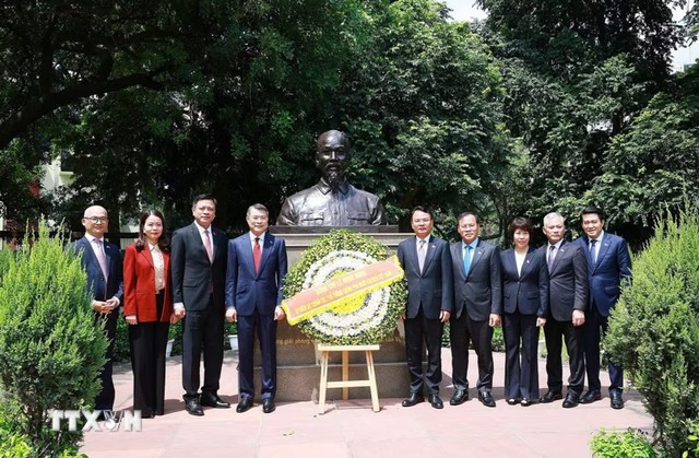 Thủ tướng Lê Minh Hưng dâng hoa tại Tượng Chủ tịch Hồ Chí Minh ở thủ đô New Delhi. (Ảnh: Dương Giang/ TTXVN) Thủ tướng Lê Minh Hưng dâng hoa tại Tượng Chủ tịch Hồ Chí Minh ở thủ đô New Delhi. (Ảnh: Dương Giang/ TTXVN)