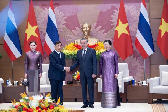 Tổng Bí thư, Chủ tịch nước Tô Lâm cùng Phu nhân đón Nhà vua Vương quốc Thái Lan và Hoàng hậu.