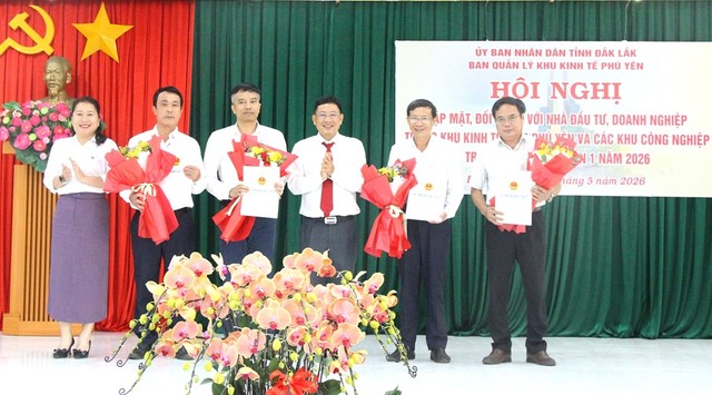Ông Huỳnh Lữ Tân (giữa), Trưởng Ban Quản lý khu kinh tế Phú Yên giữ chức vụ Trưởng Ban Quản lý các khu kinh tế và các khu công nghiệp Đắk Lắk. Ông Huỳnh Lữ Tân (giữa), Trưởng Ban Quản lý khu kinh tế Phú Yên giữ chức vụ Trưởng Ban Quản lý các khu kinh tế và các khu công nghiệp Đắk Lắk.