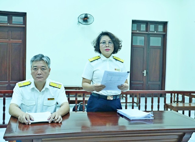 Bà Vũ Thị Hoàng Vân, Phó trưởng Thuế cơ sở 5 - Hà Nội trình bày quan điểm tại phiên tòa. Bà Vũ Thị Hoàng Vân, Phó trưởng Thuế cơ sở 5 - Hà Nội trình bày quan điểm tại phiên tòa.