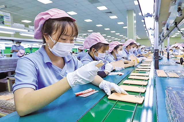 Mặt hàng điện thoại di động và linh kiện đóng góp lớn cho xuất khẩu. Trong ảnh: Sản xuất vỏ điện thoại tại Công ty Samkwang Vina (Bắc Ninh). Ảnh: Đức Thanh Mặt hàng điện thoại di động và linh kiện đóng góp lớn cho xuất khẩu. Trong ảnh: Sản xuất vỏ điện thoại tại Công ty Samkwang Vina (Bắc Ninh). Ảnh: Đức Thanh