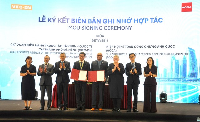 VIFC-DN và ACCA ký kết Biên bản ghi nhớ hợp tác. Ảnh Hoàng Anh