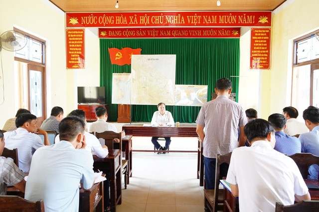 Phó Chủ tịch UBND tỉnh Quảng Trị Lê Đức Tiến chủ trì làm việc với các sở ban ngành, địa phương sau khi kiểm tra thực địa dự án. Ảnh: Trường Nhật