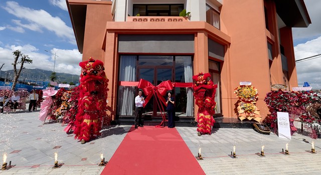 Đại diện ban lãnh đạo Sun Property thực hiện nghi thức giật nơ mở cửa nhà mẫu. Đại diện ban lãnh đạo Sun Property thực hiện nghi thức giật nơ mở cửa nhà mẫu.