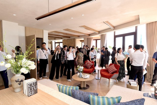 Khách hàng trực tiếp trải nghiệm không gian sống bên trong căn mẫu The Elite. Khách hàng trực tiếp trải nghiệm không gian sống bên trong căn mẫu The Elite.