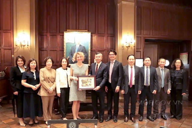 Bộ trưởng Ngô Văn Tuấn trao quà lưu niệm cho đại diện J.P. Morgan sau buổi làm việc song phương. Bộ trưởng Ngô Văn Tuấn trao quà lưu niệm cho đại diện J.P. Morgan sau buổi làm việc song phương.