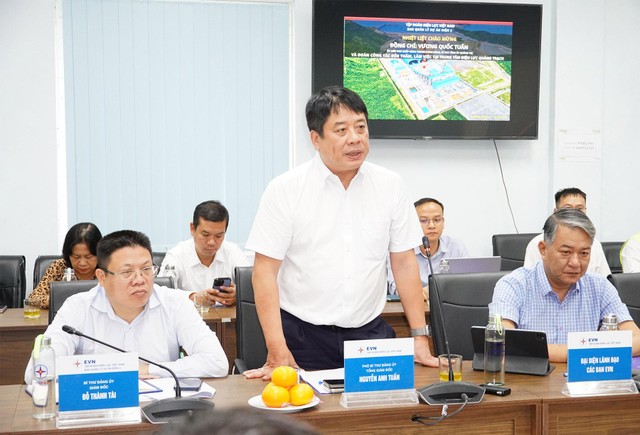 Tổng Giám đốc Tập đoàn Điện lực Việt Nam Nguyễn Anh Tuấn báo cáo các nội dung tại buổi làm việc. Ảnh: Mỹ Hạnh - Trường Nhật