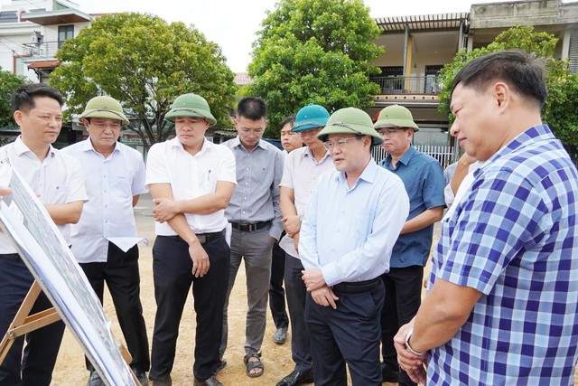 Phó Chủ tịch UBND tỉnh Quảng Trị Phan Phong Phú (hàng đầu, áo sơ mi xanh nhạt) nghe báo cáo tiến độ tại dự án Đường hai đầu cầu dây văng sông Hiếu - Giai đoạn 1 Phó Chủ tịch UBND tỉnh Quảng Trị Phan Phong Phú (hàng đầu, áo sơ mi xanh nhạt) nghe báo cáo tiến độ tại dự án Đường hai đầu cầu dây văng sông Hiếu - Giai đoạn 1