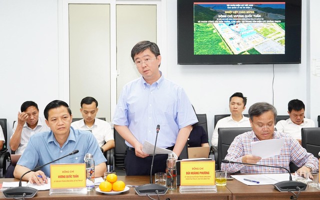 Chủ tịch UBND tỉnh Quảng Trị Bùi Hoàng Phương đề nghị EVN đẩy nhanh tiến độ thi công các hạng mục tại TTĐL Quảng Trạch. Ảnh: Mỹ Hạnh - Trường Nhật