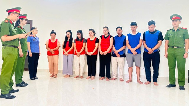 Cơ quan điều tra đã khởi tố 9 bị can về tội "Sản xuất, buôn bán hàng giả là thực phẩm". Ảnh: CATH Cơ quan điều tra đã khởi tố 9 bị can về tội "Sản xuất, buôn bán hàng giả là thực phẩm". Ảnh: CATH