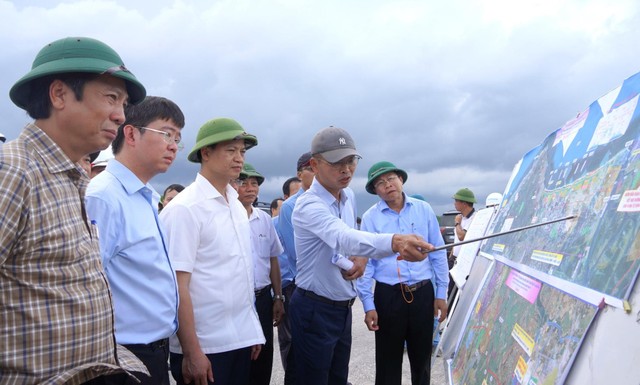 Ông Võ Phong Luân, Phó giám đốc Ban QLDA Đầu tư xây dựng công trình dân dụng, công nghiệp và hạ tầng kỹ thuật tỉnh Quảng Trị (tay cầm thước chỉ) báo cáo tiến độ Dự án Đường ven biển kết nối Hành lang kinh tế Đông - Tây tỉnh Quảng Trị, giai đoạn 1.