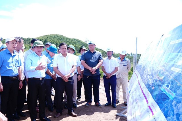 Kiểm tra hiện trường dự án vào ngày 27/9/2026, ông Phạm Anh Tuấn, Chủ tịch UBND tỉnh Gia Lai (thứ 2 từ trái sang) khẳng định tỉnh sẽ bảo đảm nguồn vốn cho dự án với tinh thần khối lượng đủ điều kiện nghiệm thu đến đâu, tập trung giải ngân, thanh toán kịp thời đến đó. Kiểm tra hiện trường dự án vào ngày 27/9/2026, ông Phạm Anh Tuấn, Chủ tịch UBND tỉnh Gia Lai (thứ 2 từ trái sang) khẳng định tỉnh sẽ bảo đảm nguồn vốn cho dự án với tinh thần khối lượng đủ điều kiện nghiệm thu đến đâu, tập trung giải ngân, thanh toán kịp thời đến đó.