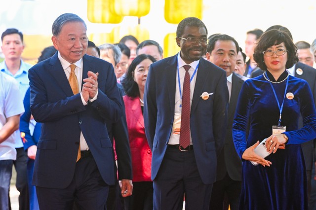 Tổng Bí thư, Chủ tịch nước Tô Lâm và các đại biểu dự Lễ khởi công. Tổng Bí thư, Chủ tịch nước Tô Lâm và các đại biểu dự Lễ khởi công.