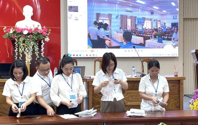 Ban tổ chức kiểm tra phiếu đấu giá phiên đấu giá các mỏ khoáng sản trên địa bàn tỉnh vào ngày 26/9.