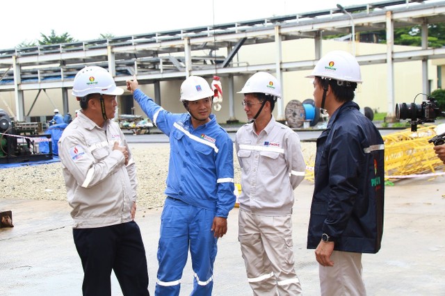 Ông Nguyễn Đắc Tuyên (áo xanh) giới thiệu các hạng mục BDTT tại nhà máy Đạm Cà Mau Ông Nguyễn Đắc Tuyên (áo xanh) giới thiệu các hạng mục BDTT tại nhà máy Đạm Cà Mau