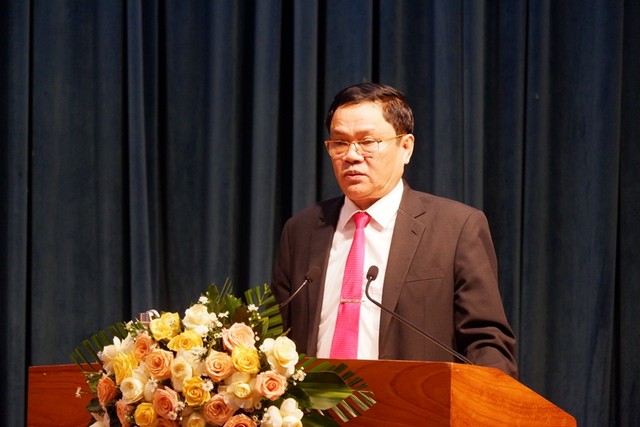 Ông Trần Cang, Giám đốc Sở Tài chính tỉnh Gia Lai trình bày tờ trình về bổ sung các dự án đấu thầu lựa chọn nhà đầu tư. Ông Trần Cang, Giám đốc Sở Tài chính tỉnh Gia Lai trình bày tờ trình về bổ sung các dự án đấu thầu lựa chọn nhà đầu tư.