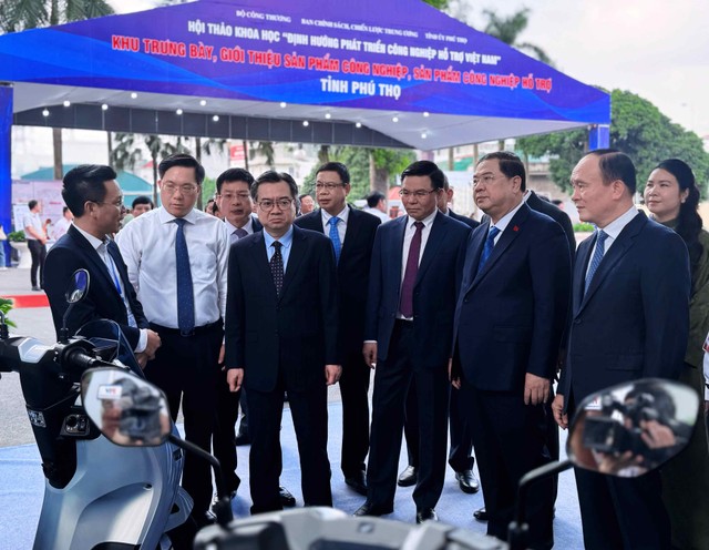Trưởng ban Chính sách, chiến lược Trung ương Nguyễn Thanh Nghị, Phó Thủ tướng Thường trực Chính phủ Phạm Gia Túc và các đại biểu tham quan gian trưng bày sản phẩm tại hội thảo.