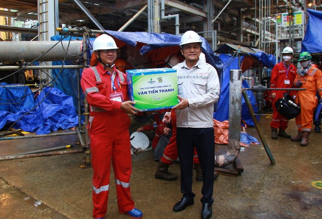 Bí thư Đảng ủy, Chủ tịch HĐQT PVCFC Văn Tiến Thanh tặng quà cho các nhà thầu Bí thư Đảng ủy, Chủ tịch HĐQT PVCFC Văn Tiến Thanh tặng quà cho các nhà thầu