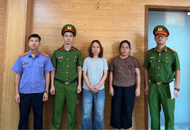 Cơ quan tố tụng tống đạt các quyết định, lệnh đối với bị can Phạm Thị Mai và Phan Thùy Linh. Ảnh: CAHN