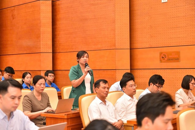 Cử tri trình bày ý kiến tại hội nghị. Ảnh Đức Thanh Cử tri trình bày ý kiến tại hội nghị. Ảnh Đức Thanh