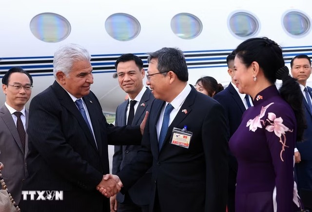Lễ đón đoàn Tổng thống nước Cộng hòa Panama José Raúl Mulino và Phu nhân tại Sân bay quốc tế Nội Bài. (Ảnh: Tuấn Anh/TTXVN) Lễ đón đoàn Tổng thống nước Cộng hòa Panama José Raúl Mulino và Phu nhân tại Sân bay quốc tế Nội Bài. (Ảnh: Tuấn Anh/TTXVN)