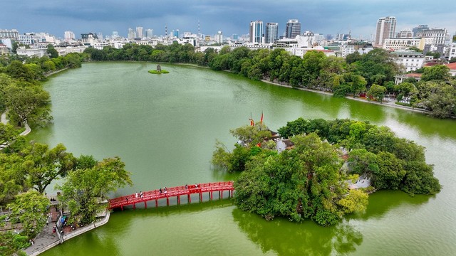 Hồ Hoàn Kiếm được xác định là điểm nhấn trung tâm của chương trình, gắn với ý nghĩa lịch sử và giá trị biểu tượng đặc biệt của Thủ đô Hồ Hoàn Kiếm được xác định là điểm nhấn trung tâm của chương trình, gắn với ý nghĩa lịch sử và giá trị biểu tượng đặc biệt của Thủ đô