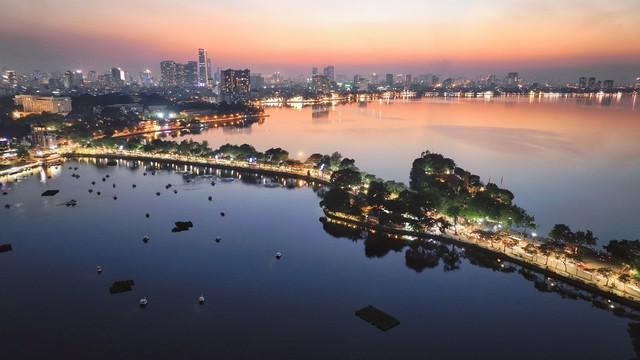 Hồ Tây phát huy lợi thế mặt nước rộng, không gian khoáng đạt, đủ sức đón đông đảo người dân đến thưởng thức pháo hoa Hồ Tây phát huy lợi thế mặt nước rộng, không gian khoáng đạt, đủ sức đón đông đảo người dân đến thưởng thức pháo hoa