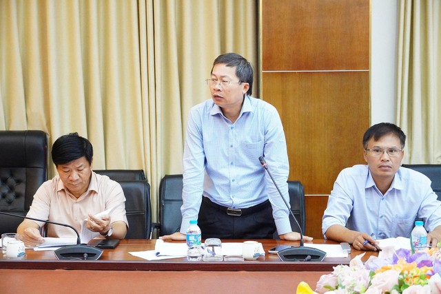 Ông Nguyễn Thanh Bình, Giám đốc Ban Quản lý dự án đầu tư xây dựng công trình dân dụng, công nghiệp và hạ tầng kỹ thuật tỉnh Quảng Trị báo cáo tại buổi làm việc. Ảnh: Trường Nhật Ông Nguyễn Thanh Bình, Giám đốc Ban Quản lý dự án đầu tư xây dựng công trình dân dụng, công nghiệp và hạ tầng kỹ thuật tỉnh Quảng Trị báo cáo tại buổi làm việc. Ảnh: Trường Nhật