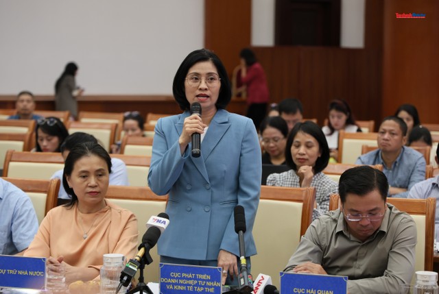 Bà Trịnh Thị Hương, Phó Cục trưởng Cục Phát triển doanh nghiệp tư nhân và kinh tế tập thể trả lời báo chí.