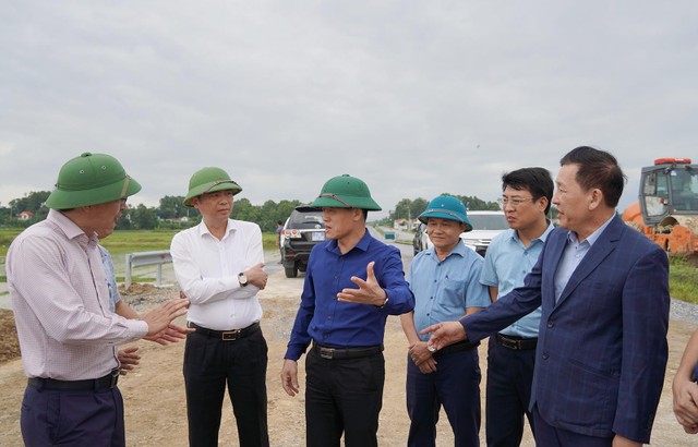 Phó Chủ tịch UBND tỉnh Quảng Trị Lê Văn Bảo (thứ ba từ trái ảnh) kiểm tra nền đường hai đầu cầu của dự án. Ảnh: Đặng Hà Phó Chủ tịch UBND tỉnh Quảng Trị Lê Văn Bảo (thứ ba từ trái ảnh) kiểm tra nền đường hai đầu cầu của dự án. Ảnh: Đặng Hà