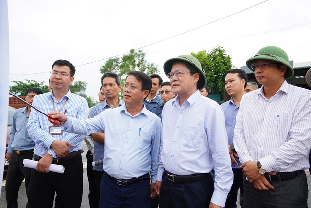 Phó Chủ tịch UBND tỉnh Quảng Trị Phan Phong Phú (hàng đầu, thứ hai từ phải ảnh) kiểm tra thực địa dự án hệ thống giao thông kết nối Ái Tử với các vùng trọng điểm kinh tế khu vực huyện Triệu Phong (cũ). Ảnh: Trường Nhật.