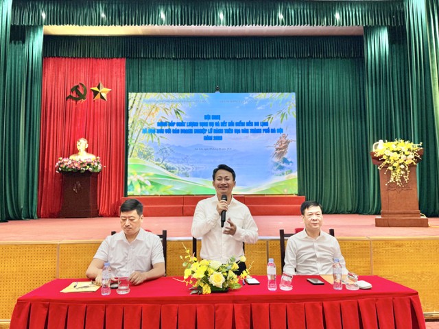 Ông Trần Trung Hiếu điều phối phần các đại biểu trao đổi về giải pháp nâng cao chất lượng dịch vụ, phát triển sản phẩm đặc trưng và mở rộng thị trường khách du lịch Sóc Sơn.