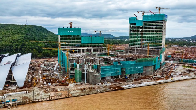 Cụm khách sạn do JW Marriott Marquis và W Hotels vận hành nằm ngay cạnh Trung tâm Hội nghị và Triển lãm APEC. Cụm khách sạn do JW Marriott Marquis và W Hotels vận hành nằm ngay cạnh Trung tâm Hội nghị và Triển lãm APEC.