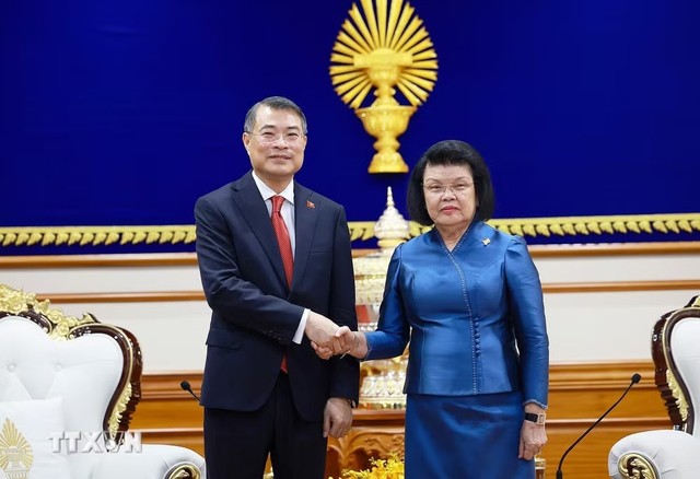 Thủ tướng Lê Minh Hưng hội kiến Chủ tịch Quốc hội Campuchia Khuon Sudary. (Ảnh: Dương Giang/TTXVN) Thủ tướng Lê Minh Hưng hội kiến Chủ tịch Quốc hội Campuchia Khuon Sudary. (Ảnh: Dương Giang/TTXVN)