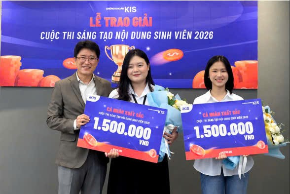 Hai thành viên thuộc đội Finova được vinh danh ở hạng mục Cá nhân xuất sắc, với phần thưởng 1,5 triệu đồng/người. Hai thành viên thuộc đội Finova được vinh danh ở hạng mục Cá nhân xuất sắc, với phần thưởng 1,5 triệu đồng/người.