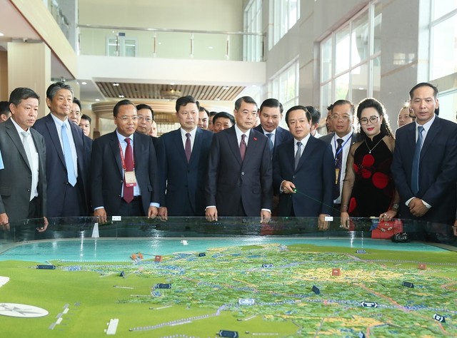 Thủ tướng Lê Minh Hưng xem sa bàn Quy hoạch tỉnh Hưng Yên